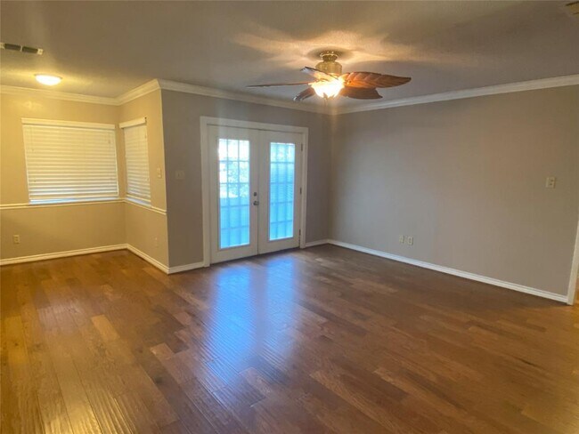 Building Photo - 1107 Crescent Blvd