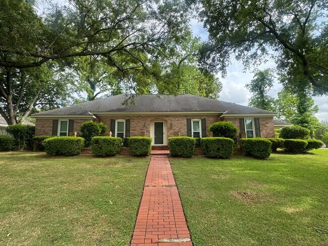 Building Photo - Beautiful home with over 2k square feet!
