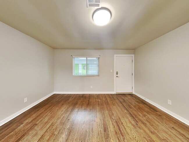 Foto del edificio - 880 N Highland Ave NE