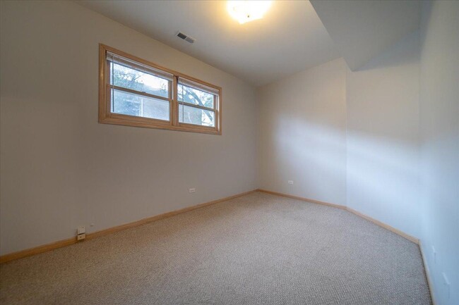 Building Photo - 3 bedroom in Chicago IL 60642