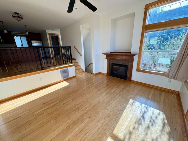 Building Photo - Central District Townhome