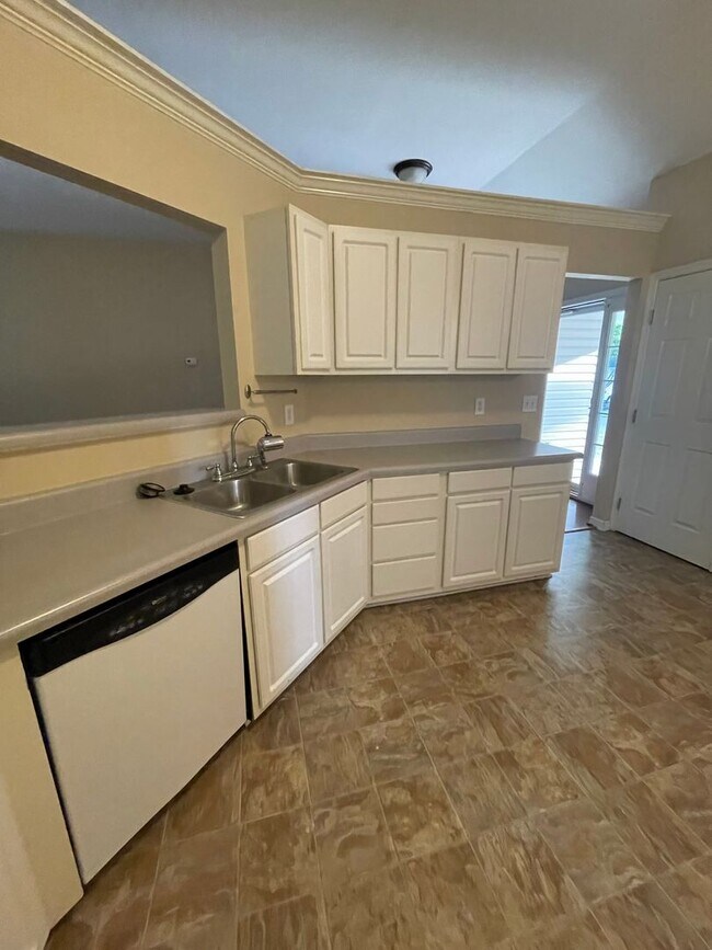 Building Photo - 3 bedroom 2 bath home, Bonus has closets!!
