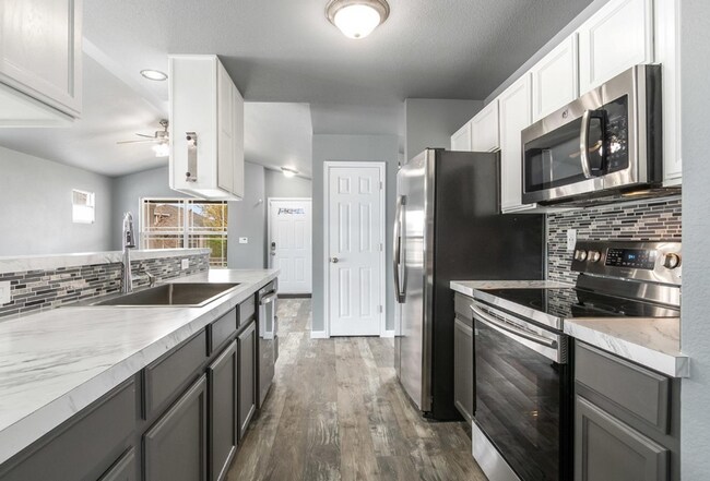 Foto del edificio - *FIRST MONTHS RENT FREE* 3 BED, 2 BATH MOD...