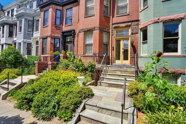 Building Photo - Professionally Managed// 3 Bedroom 2 Bathroom Condo // Kalorama/Dupont Circle// 1 Parking Spot In...