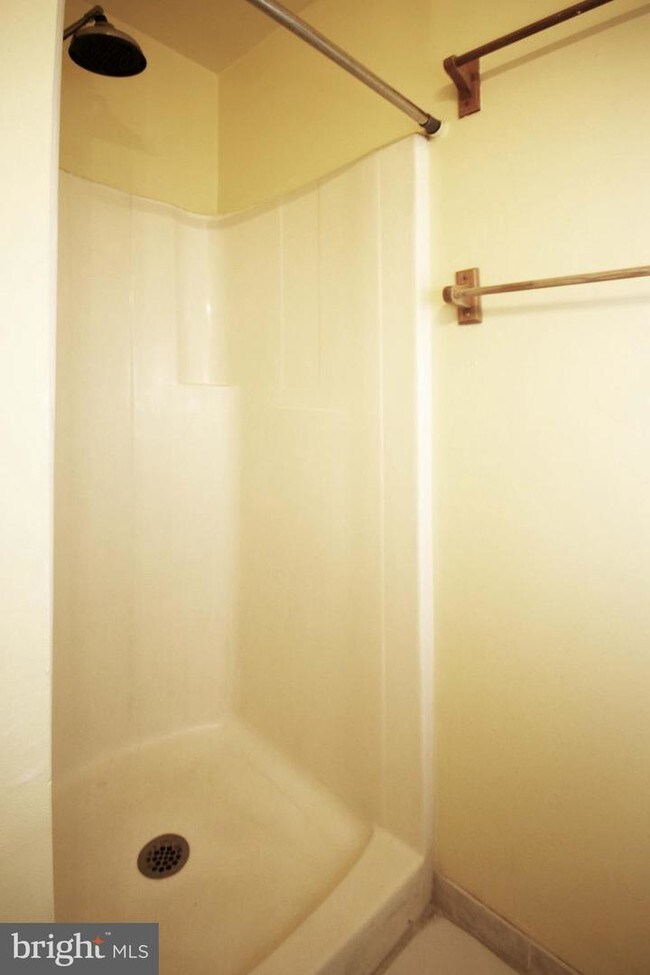 Foto del edificio - 823 Eastern Ave NE