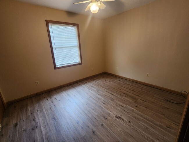 Building Photo - 2 Bed 2 Bath Duplex with Stained Concrete ...