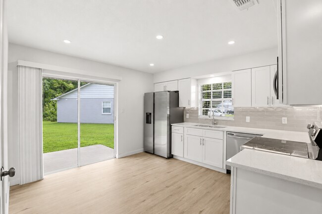 Foto del edificio - Stunning Remodeled 3BR Duplex in Oviedo with Modern Upgrades