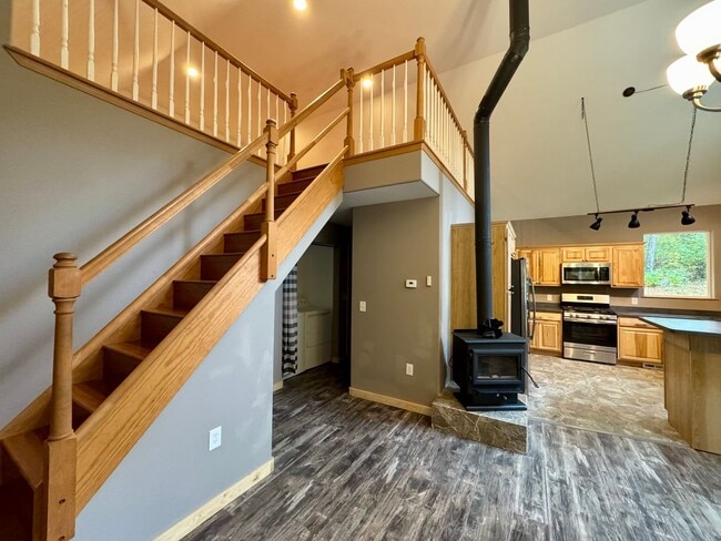 Building Photo - NORTH KENAI HOME!