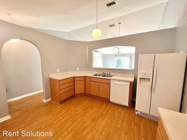 Building Photo - 3 br, 2 bath House - 6077 Roble Ave.