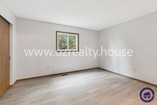 Building Photo - 525 Bennington Dr