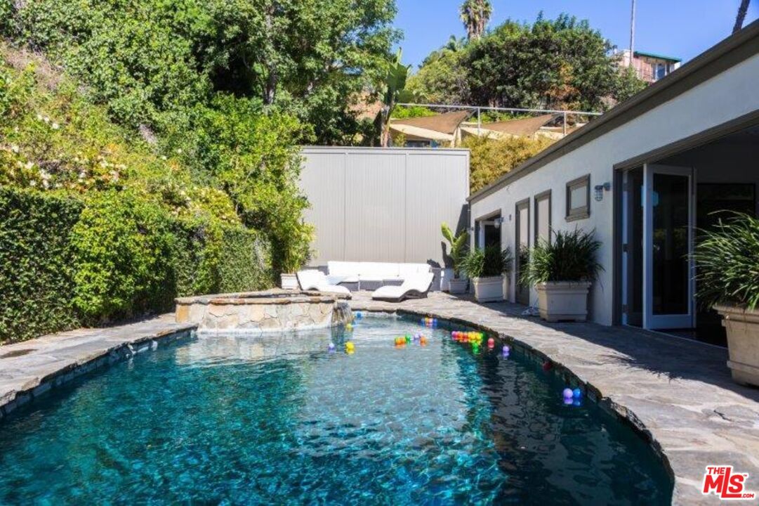Primary Photo - 1523 1/2 N Doheny Dr