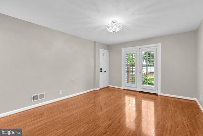 Building Photo - 2631 S Walter Reed Dr