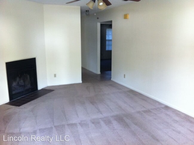 Building Photo - 10 Wooddale Dr