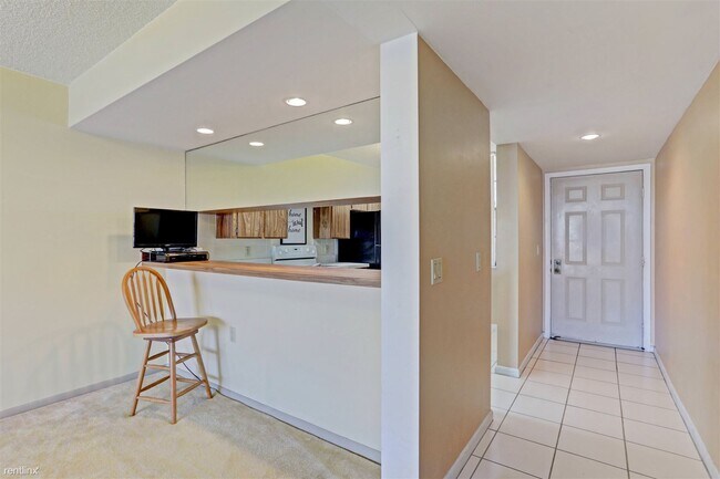 Building Photo - 2 br, 2 bath Condo - 3520 Whitehall Drive 201