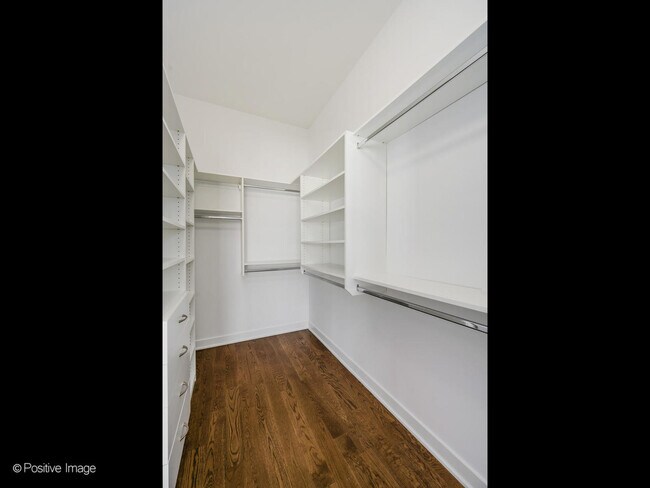 Building Photo - 1611 N Hermitage Ave