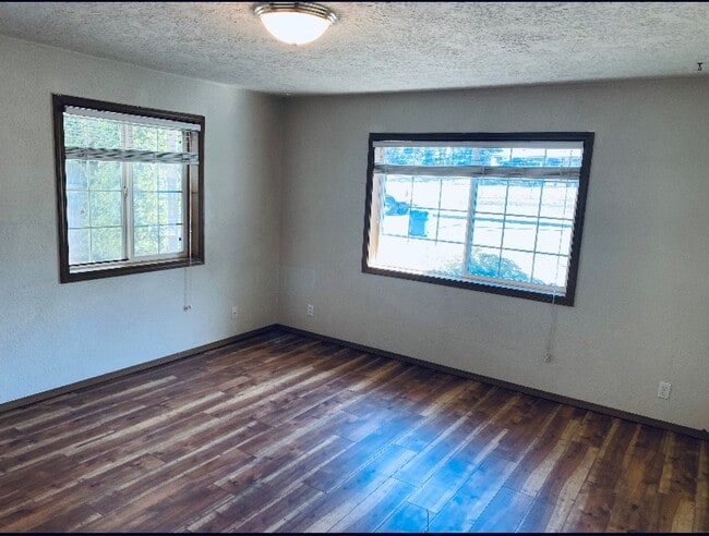 Building Photo - Silverton Duplex #13146