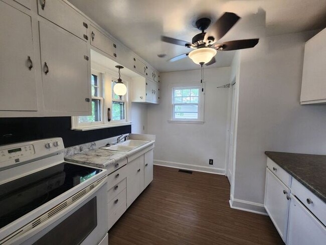 Building Photo - Cute Home on the Southside