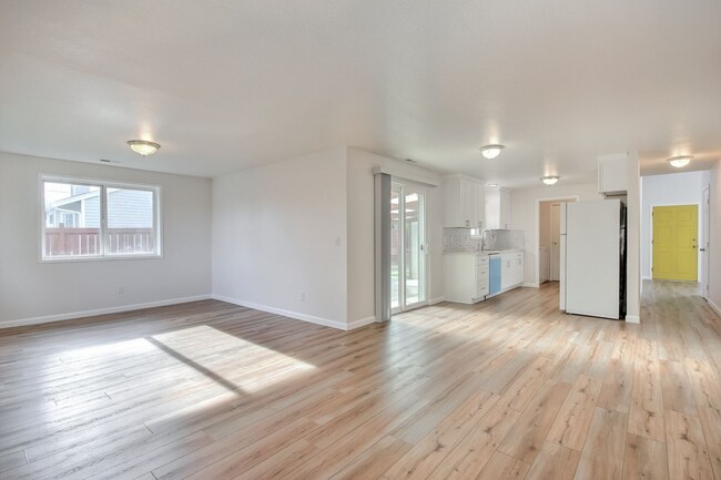 Building Photo - Gorgeous light flooded rambler close to Ma...