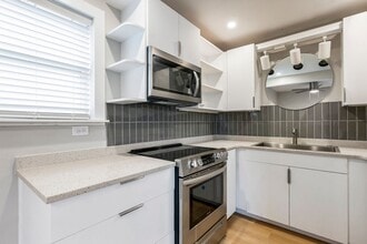 Building Photo - 811 N Pleasant St