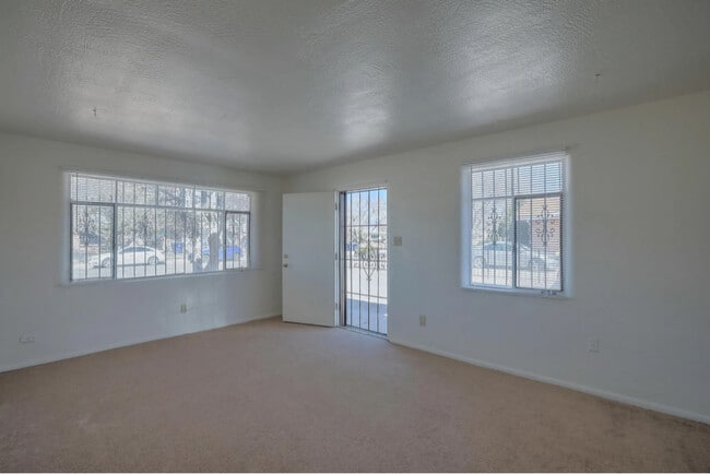 Foto del edificio - 3516 Crest Ave SE