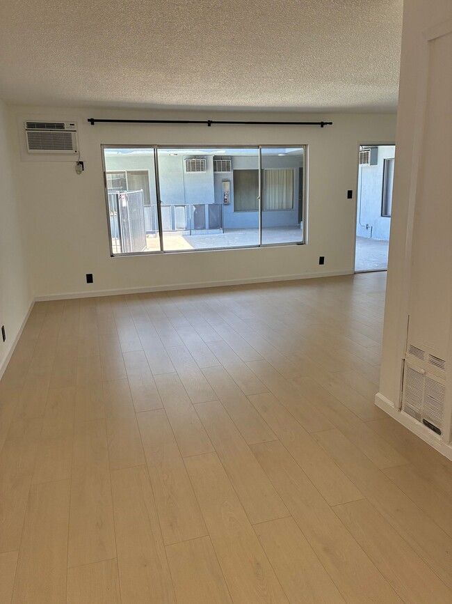 Building Photo - 1250 N Kingsley Dr