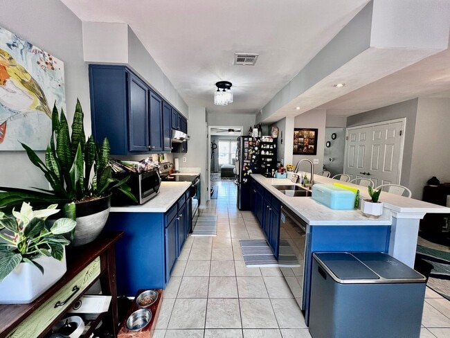 Building Photo - Beautiful End Unit Townhouse