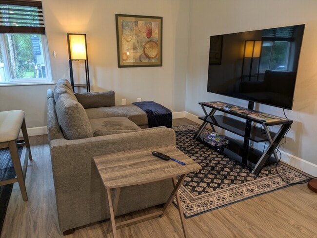 Sala de estar - 8244 Rovenna St