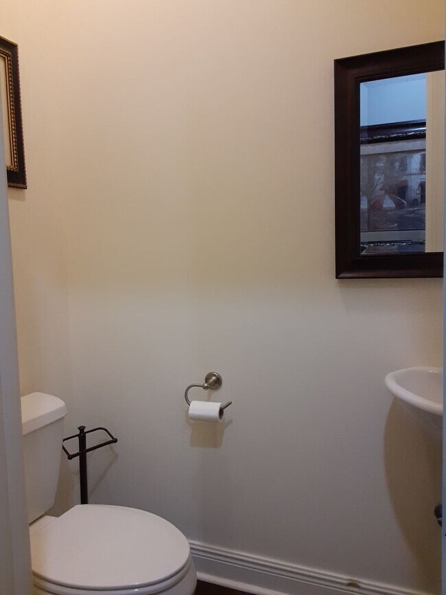 Building Photo - 3 BD/3.5 BR Fully Furnished