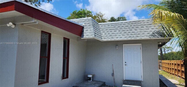 Building Photo - 901 SW 13th St
