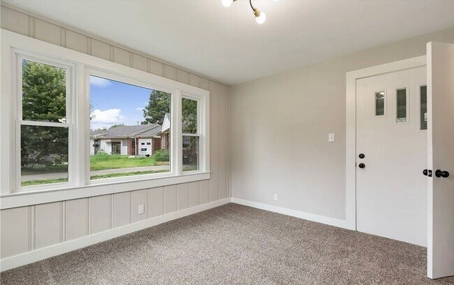 Foto del edificio - Modern 4 Bedroom Home with Granite Kitchen & Tiled Baths