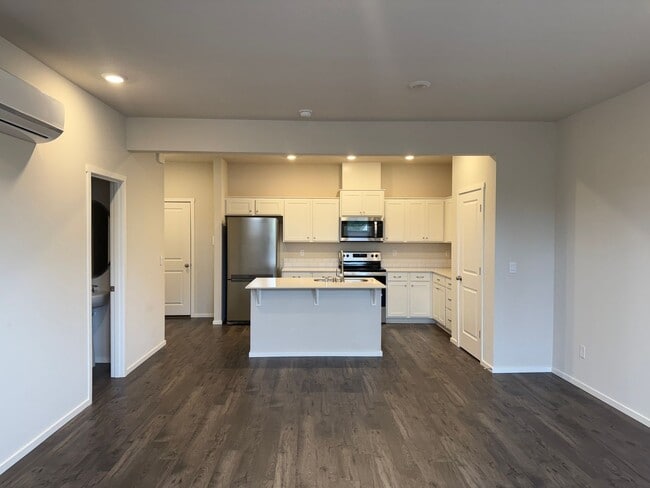 Building Photo - Goregous 2 Bedroom Townhome with 2 Car Gar...