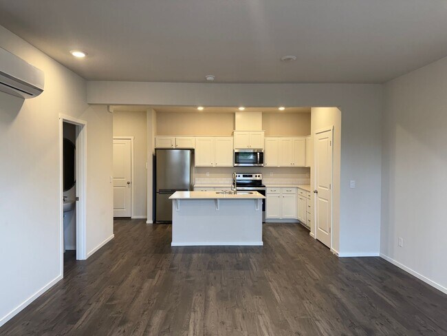 Foto del edificio - Goregous 2 Bedroom Townhome with 2 Car Gar...