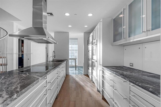 Building Photo - 201 Aqua Ave