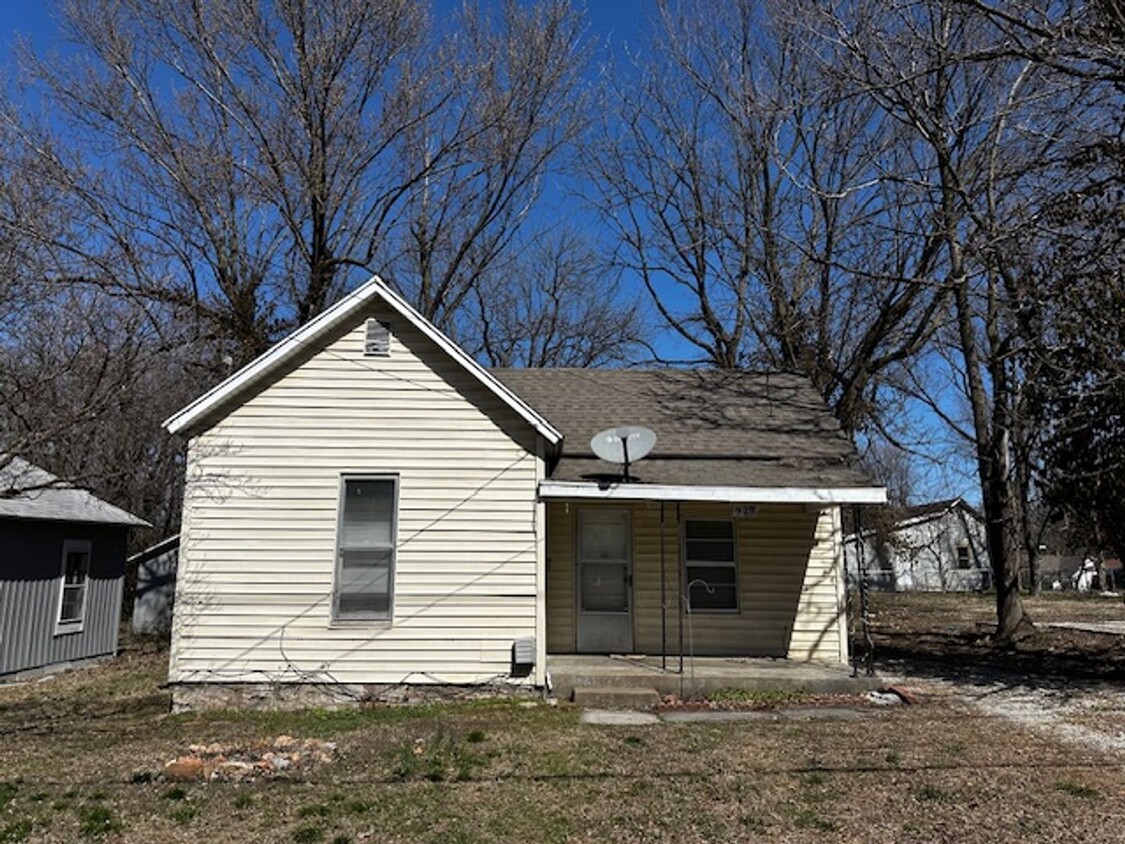 Primary Photo - Three bed one bath home in central Springf...