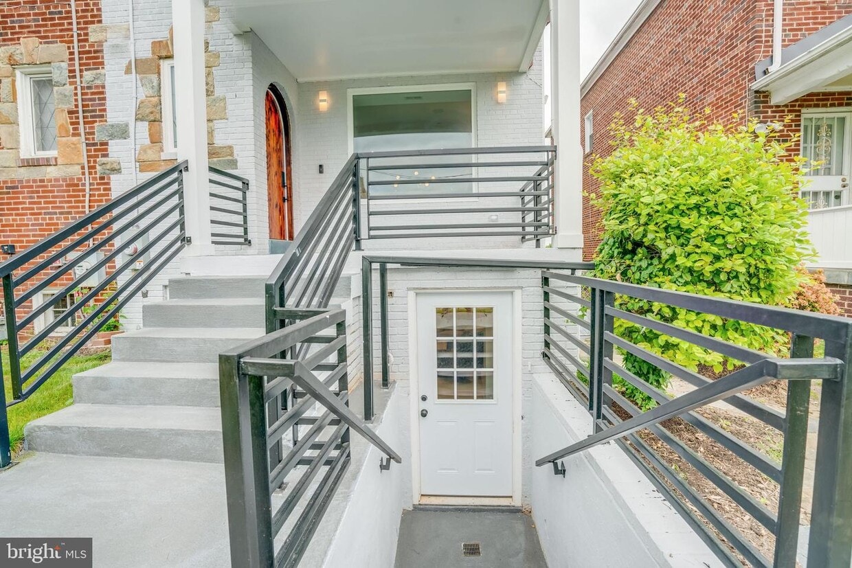 Foto principal - 5713 6th St NW