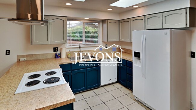 Building Photo - $900 Rent Credit | 3-bedroom single-family home near Randall Park with access to schools, shoppin...