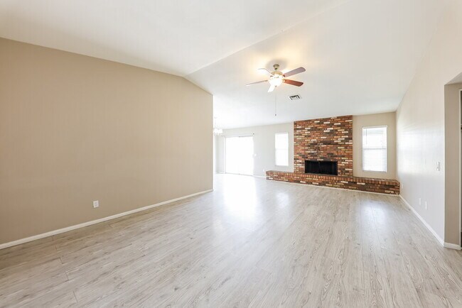 Building Photo - 10154 W Highland Ave