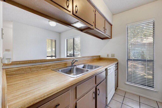 Foto del edificio - 5619 Clay Ave
