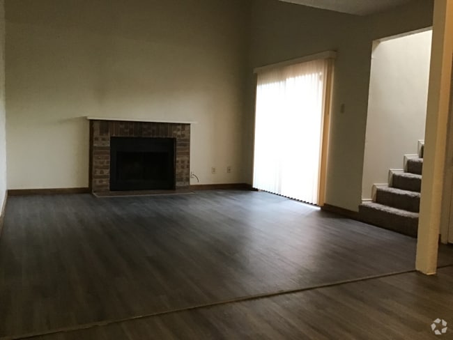 Building Photo - 2227 Madison Dr