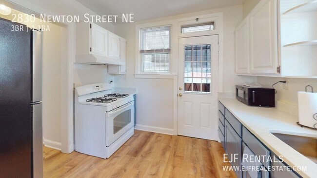 Foto del edificio - Three Bedroom Detached Home W/Off Street P...