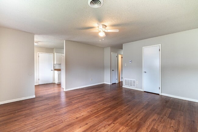 Building Photo - Charming 3-Bedroom Home with Gleaming Hardwood Floors in Siloam Springs – 1100 Sq. Ft. of Comfort!