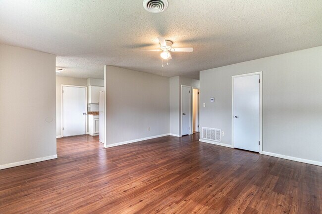 Foto del edificio - Charming 3-Bedroom Home with Gleaming Hardwood Floors in Siloam Springs – 1100 Sq. Ft. of Comfort!