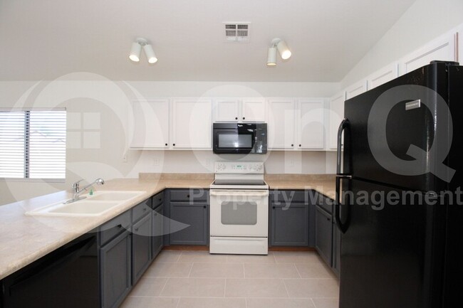 Building Photo - 2560 E Olivine Rd