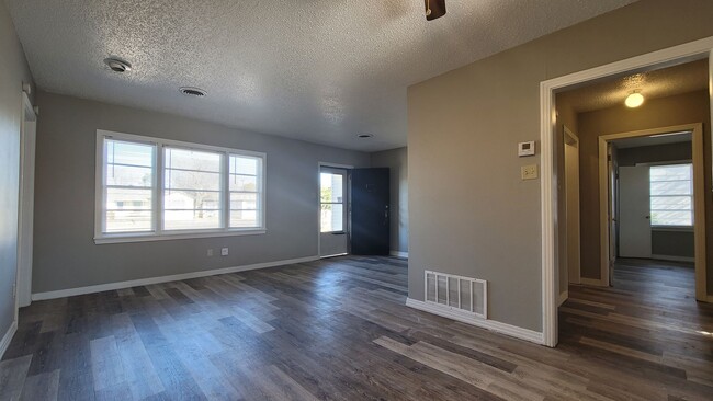 Foto del edificio - SPACIOUS 3/2 LOCATED IN CENTRAL LUBBOCK