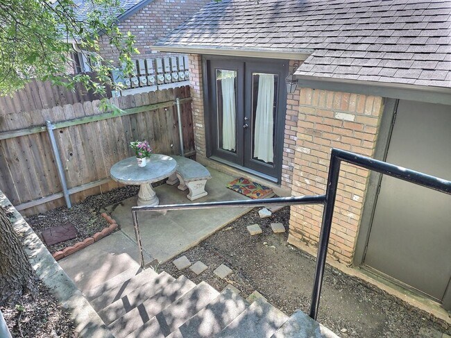 Building Photo - 1015 E Yager Ln