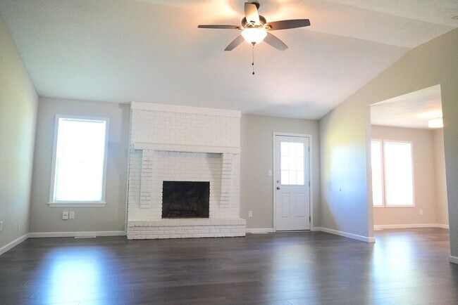 Foto del edificio - Adorable 3-Bed, 2-Bath Home with 2-Car Garage in Prime Location!