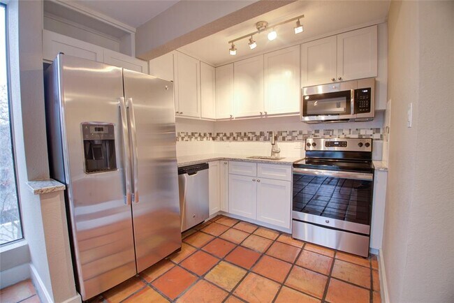 Foto del edificio - 1306 Norwalk Ln