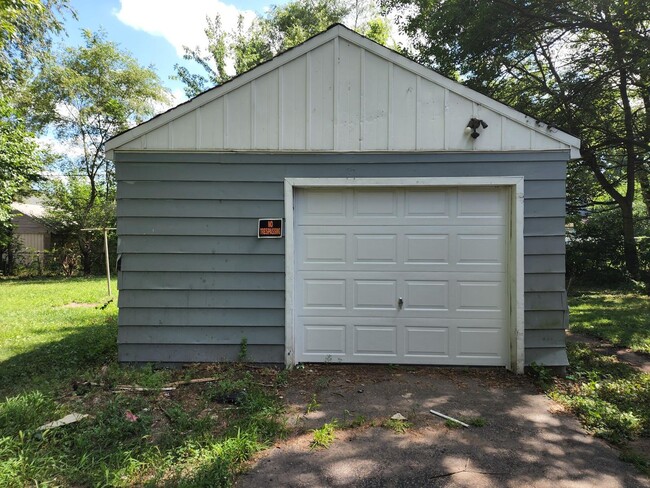 Building Photo - 3 bedroom/1 Bathroom freshly updated home