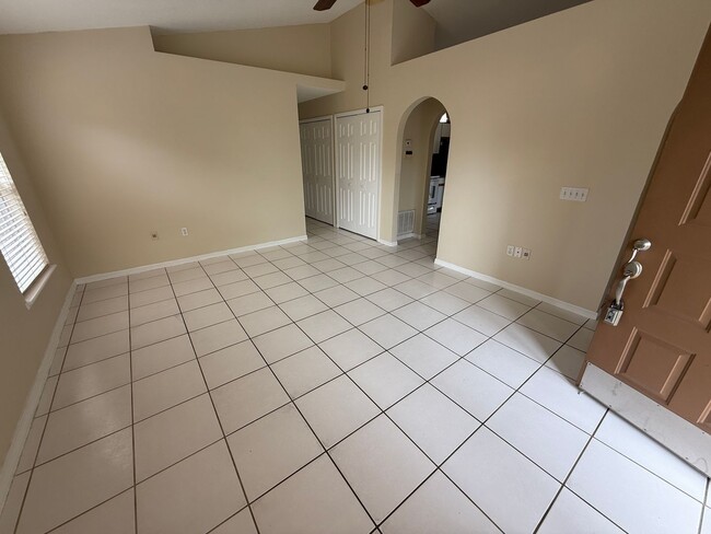 Building Photo - EAST ORLANDO: 3 bed/2 bath, 2 Car Garage A...