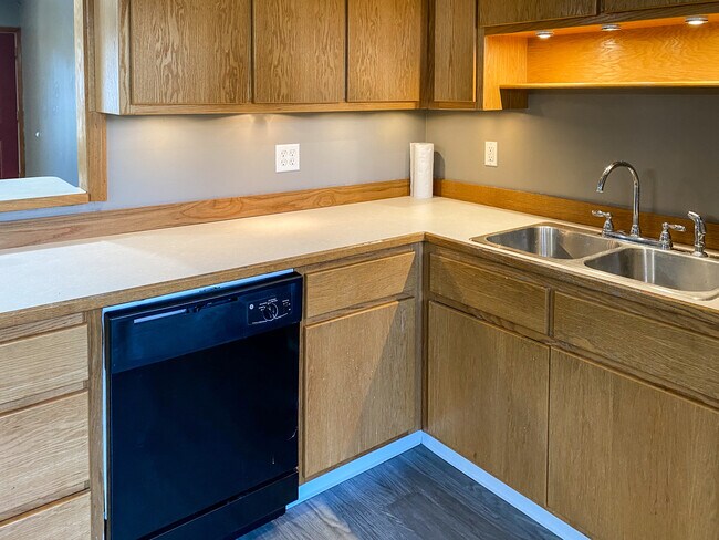 Building Photo - 2034 College Heights Rd